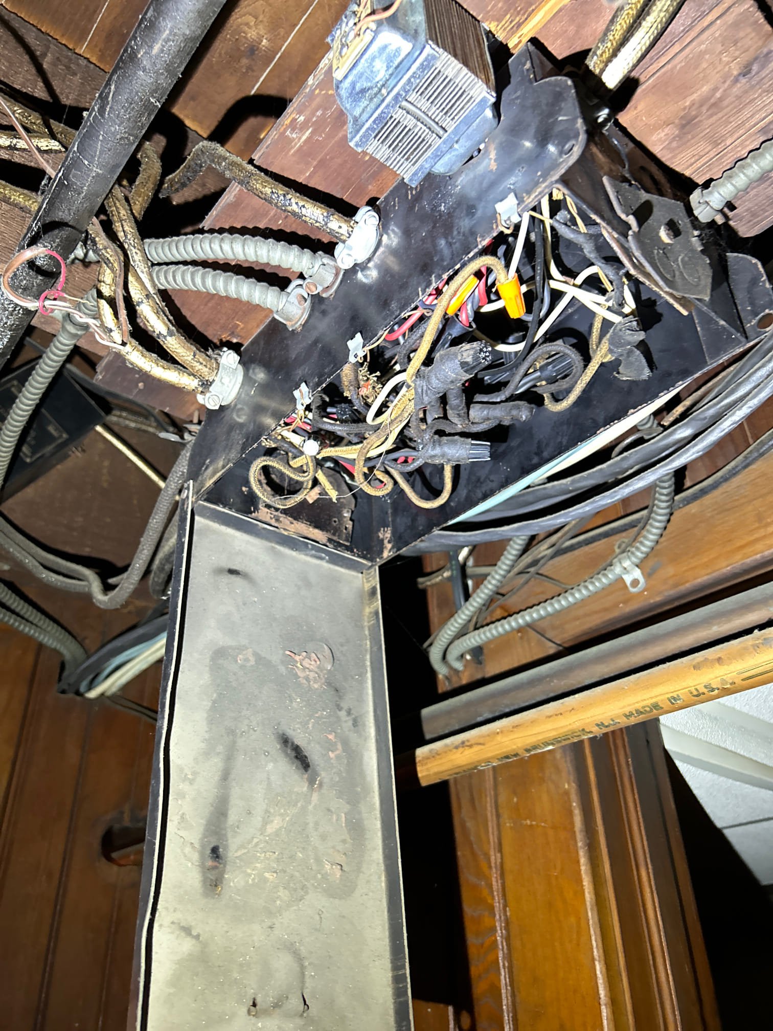 Recognizing and Replace this outdated wiring in this old fusebox.